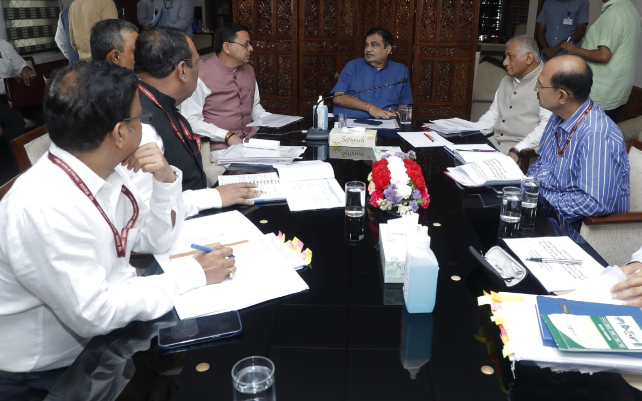 मुख्यमंत्री पुष्कर सिंह धामी ने नई दिल्ली में केंद्रीय सङक परिवहन व राजमार्ग मंत्री नीतिन गडकरी से भेंट की। मुख्यमंत्री ने केंद्रीय मंत्री के साथ राज्य से संबंधित विभिन्न परियोजनाओं पर चर्चा की।
