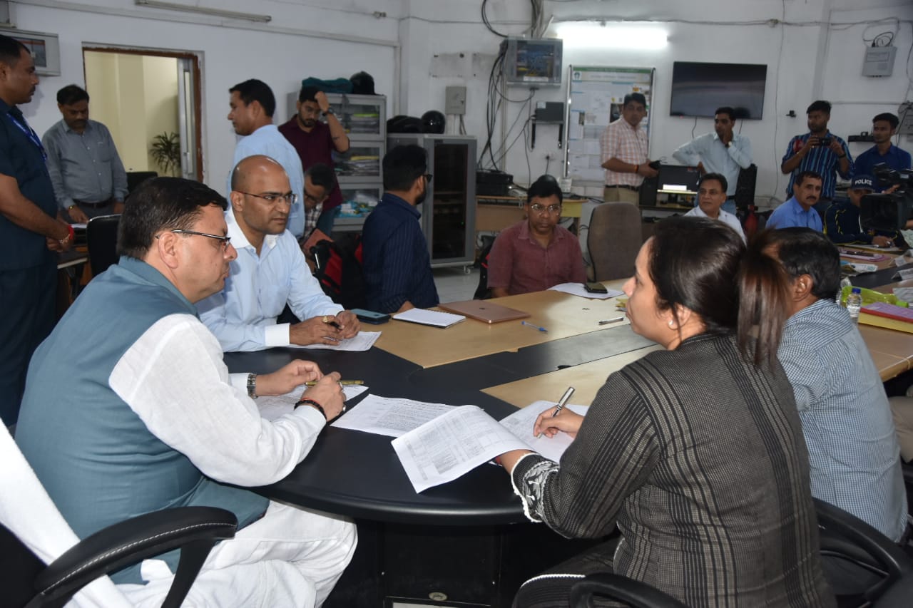 आपदा ग्रस्त क्षेत्रों के स्थलीय निरीक्षण के बाद सचिवालय स्थित आपदा प्रबन्धन कन्ट्रोल रूम में मुख्यमंत्री ने लिया स्थिति का जायजा।