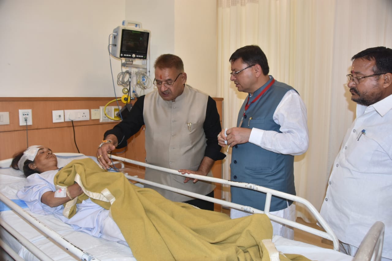 मुख्यमंत्री पुष्कर सिंह धामी ने शनिवार को थानो, कुमाल्डा एवं उसके आसपास के आपदा प्रभावित क्षेत्रों का स्थलीय निरीक्षण किया। मुख्यमंत्री ने कमिश्नर गढ़वाल एवं जिलाधिकारी टिहरी को निर्देश दिए कि आपदा प्रभावित क्षेत्र के लोगों को सुरक्षित स्थानों पर ले जाएं। उनके लिए भोजन एवं अन्य आवश्यक सामग्री की पर्याप्त व्यवस्था की जाय।