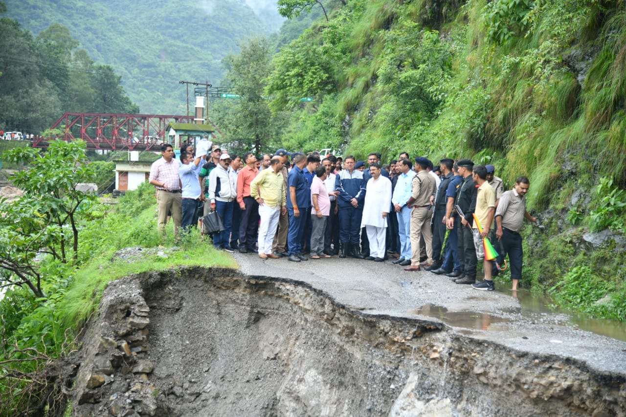 उत्तराखंड में आई आपदा के बाद मुख्यमंत्री पुष्कर सिंह धामी लगातार बचाव और राहत के मोर्चे पर डटे रहे