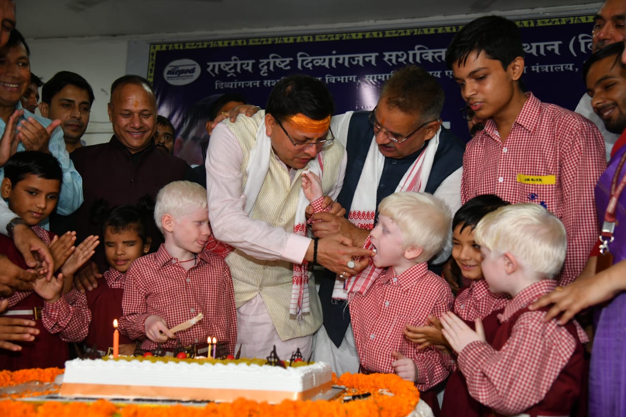 मुख्यमंत्री ने दिव्यांग बच्चों के साथ अपना जन्म दिवस मनाया।