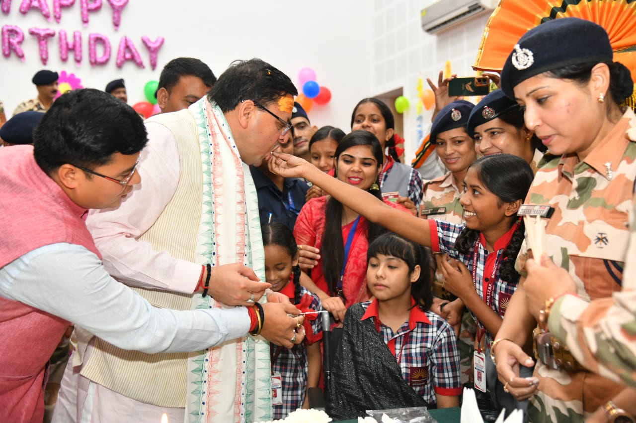 मुख्यमंत्री पुष्कर सिंह धामी ने छात्रों एवं जवानों के बीच केक काटकर अपना जन्मदिन मनाया।