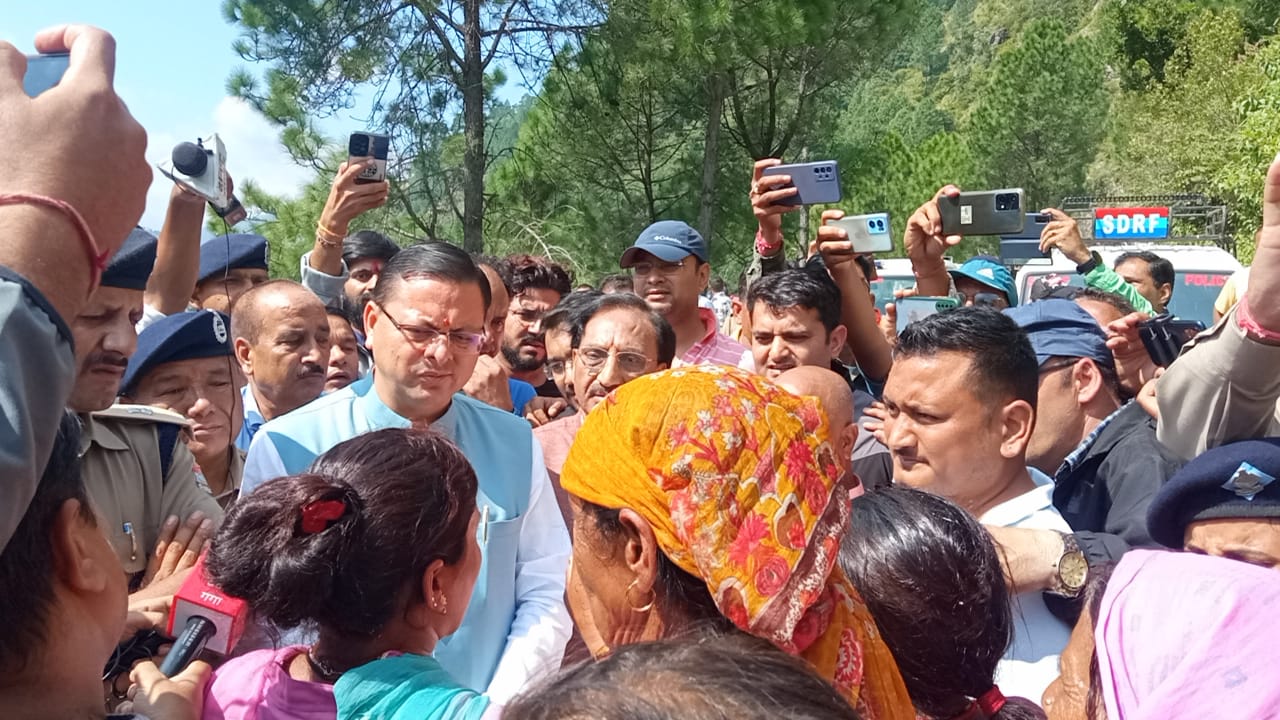 मुख्यमंत्री  पुष्कर सिंह धामी ने बुधवार को सिमडी, पौड़ी में हुई बस दुर्घटना स्थल का जायजा लिया