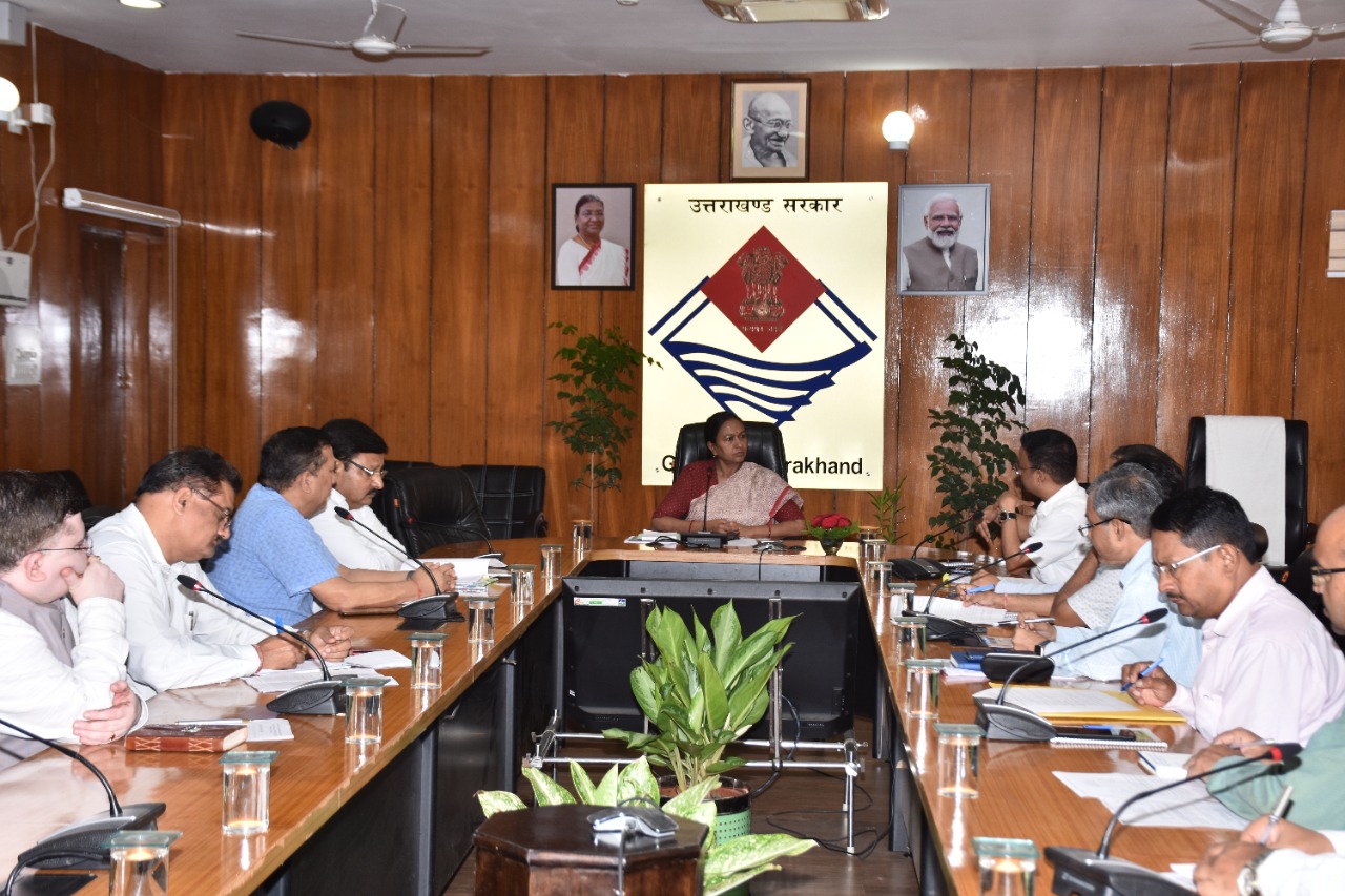 अपर मुख्य सचिव  राधा रतूड़ी ने सड़कों के भूमि अधिग्रहण तथा मुआवजे की प्रक्रिया को आसान बनाने के लिए अपर सचिव न्याय एवं अपर सचिव राजस्व की एक कमेटी बनाने के निर्देश दिए।