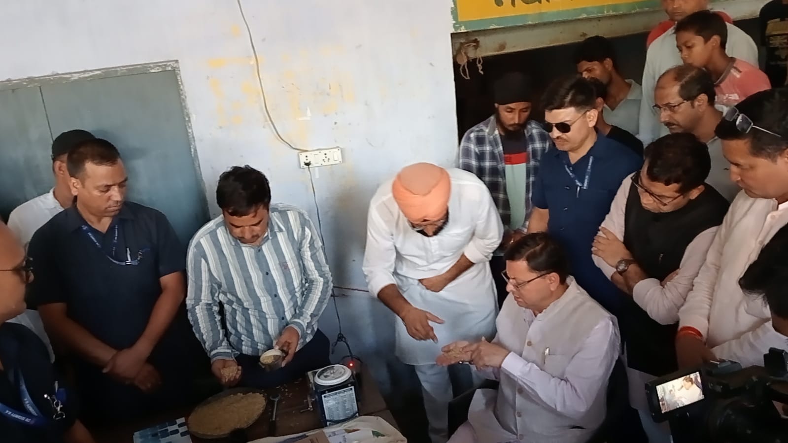 खटीमा पहुंचते ही सीएम पुष्कर सिंह धामी ने धान मण्डी का औचक निरीक्षण किया      किसानों के धान के एक-एक दाने का तौल सुनिश्चित हो : सीएम