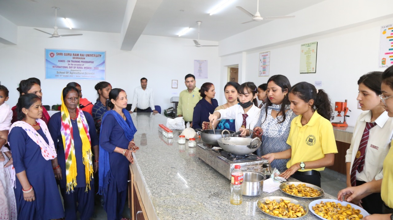 मुख्यमंत्री  पुष्कर सिंह धामी ने शनिवार को विधानसभा चंपावत के टनकपुर स्थित ए.पी.जे अब्दुल कलाम इंजीनियरिंग कॉलेज में जिला प्रशासन एवं सेवायोजन विभाग के संयुक्त तत्वावधान में आयोजित रोजगार मेले का उद्घाटन किया।