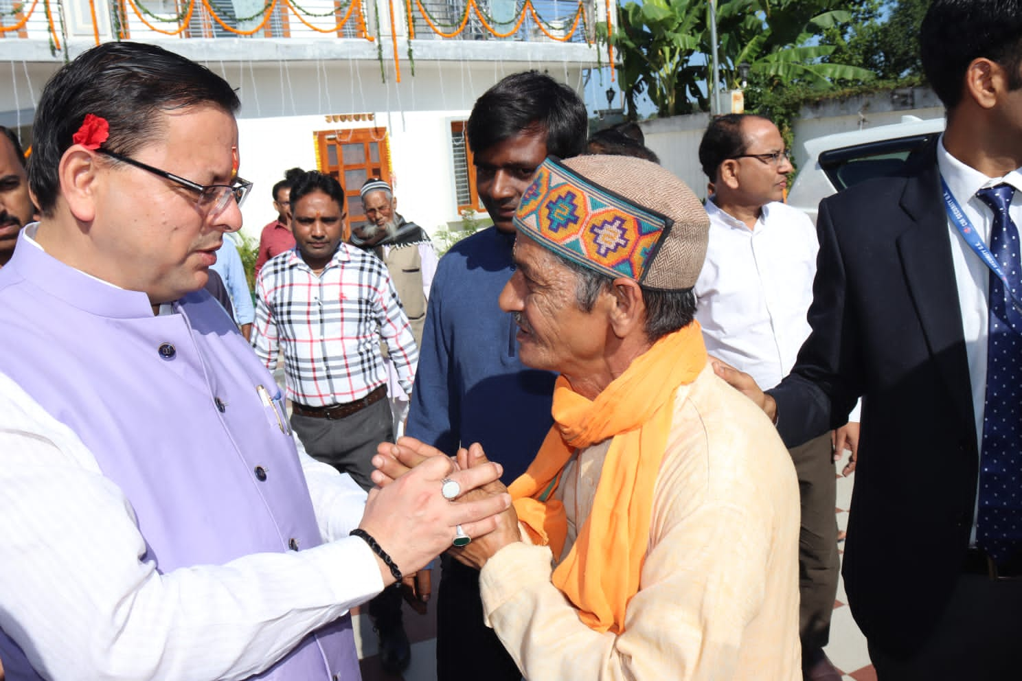 मुख्यमंत्री पुष्कर सिंह धामी के निजी आवास पर  बङी संख्या में लोगों ने मुख्यमंत्री से भेंट कर उन्हें दीपावली की हार्दिक बधाई तथा शुभकामनाएं दी। राज्य के विभिन्न क्षेत्रों से नगला तराई पहुंचे सभी व्यक्तियों से मुख्यमंत्री ने मुलाकात की और उन सभी का हाल जाना।