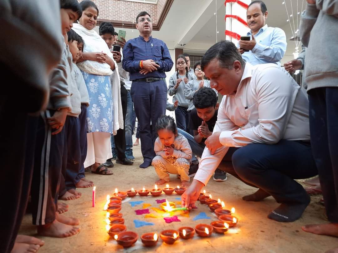 दिवाली मनाओ तो आईएएस बंशीधर तिवारी जैसी, इन मासूम चेहरों की मुस्कराहट की बने वजह…