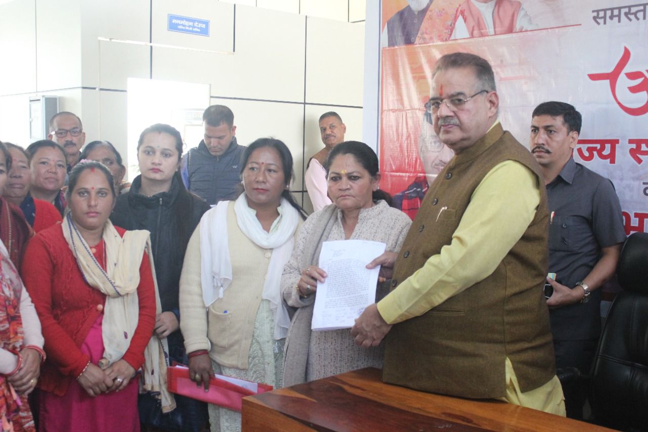 काबीना मंत्री गणेश जोशी को ज्ञापन सौंपती ग्राम प्रधान गल्जवाड़ी लीला शर्मा