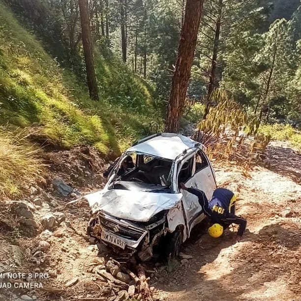 यमुनोत्री हाईवे पर हुआ भीषण हादसा, खाई में कार गिरने से पांच लोगों की मौत*यमुनोत्री हाईवे पर हुआ भीषण हादसा, खाई में कार गिरने से पांच लोगों की मौत