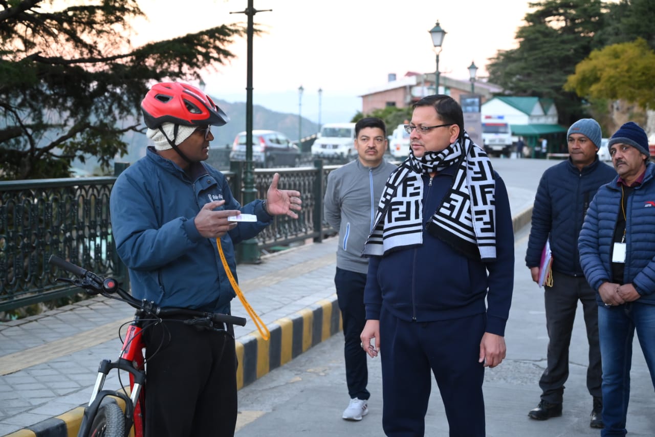 मुख्य सेवक  मुख्यमंत्री  धामी  ने लगाई अधिकारियों की योगा क्लास
