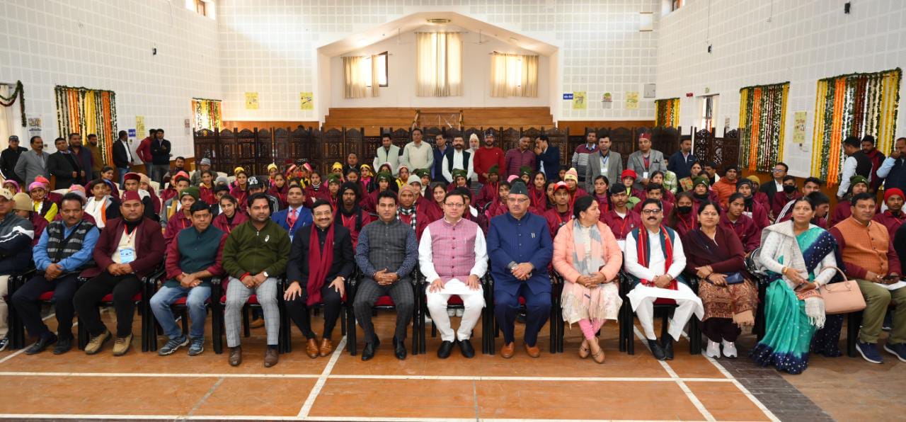मुख्यमंत्री  पुष्कर सिंह धामी ने शुक्रवार को मुख्यमंत्री आवास स्थित मुख्य सेवक सदन में भारत दर्शन पर जा रहे विधानसभा क्षेत्र देवप्रयाग के मेधावी छात्रों से भेंट की। उन्होंने कहा कि देवप्रयाग के विधायक  विनोद कण्डारी द्वारा मेधावी बच्चों को शैक्षिक भ्रमण पर ले जाने का सराहनीय कार्य किया जा रहा है।