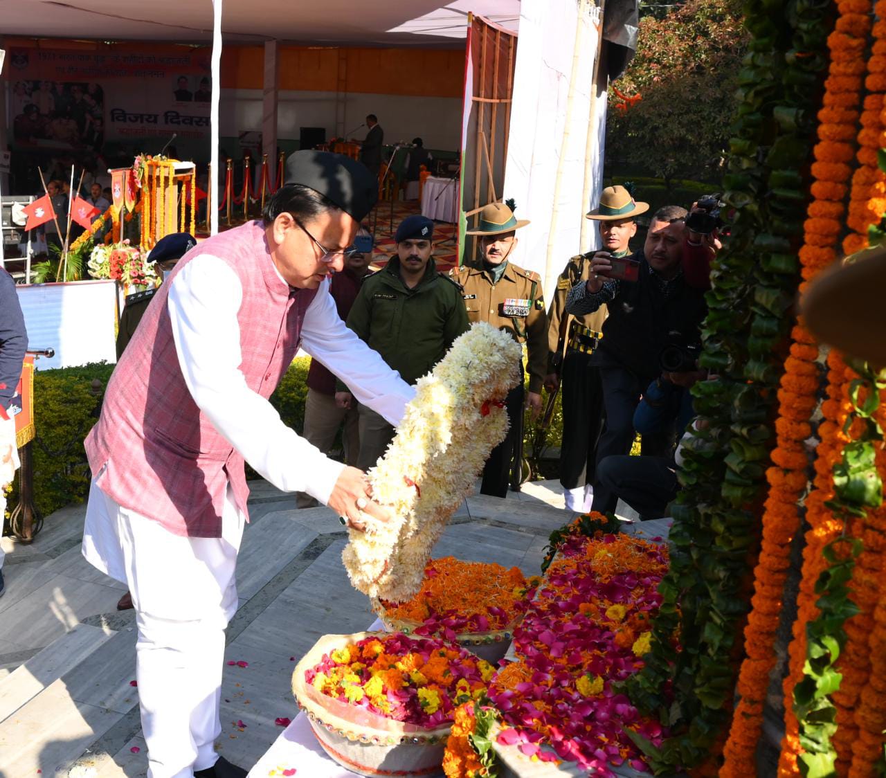 मुख्यमंत्री  पुष्कर सिंह धामी ने शुक्रवार को गांधी पार्क, देहरादून में विजय दिवस के अवसर पर शहीद स्मारक पर पुष्प चक्र अर्पित कर शहीदों को श्रद्धांजलि दी। मुख्यमंत्री ने विजय दिवस पर भूतपूर्व सैनिकों, वीरांगनाओं को शॉल ओढ़ाकर एवं स्मृति चिन्ह् देकर सम्मानित किया।