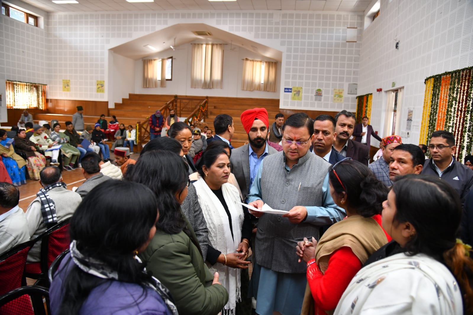 मुख्यमंत्री पुष्कर सिंह धामी ने शनिवार को मुख्यमंत्री आवास स्थित मुख्य सेवक सदन में आयोजित जनता मिलन कार्यक्रम में बड़ी संख्या में आए लोगों की शिकायतों और समस्याओं को सुना और मौके पर ही अधिकारियों को उनके निस्तारण के निर्देश दिये।