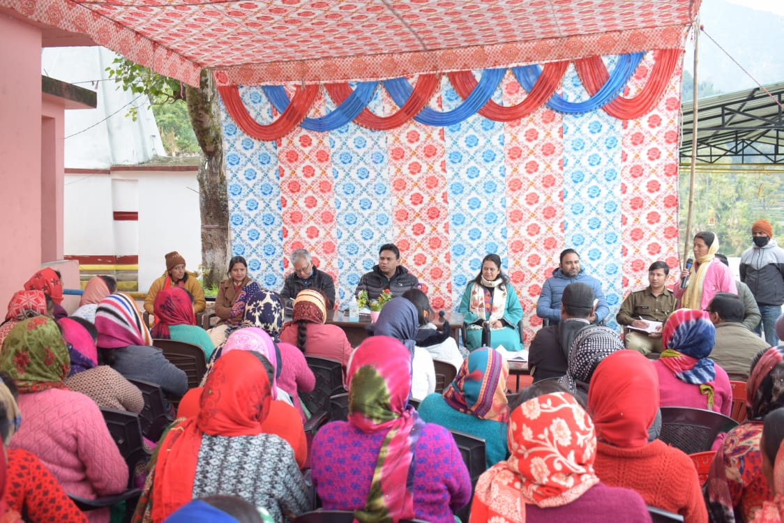 सुशासन दिवस पर स्वास्थ्य सचिव डाॅ. आर. राजेश कुमार  नें  यहा लगाई  चौपाल ऒर समस्याओं  को सुन कर समस्याओं के निस्तारण के लिए संबंधित अधिकारियों को निर्देशित किया .. पढ़े पूरी ख़बर