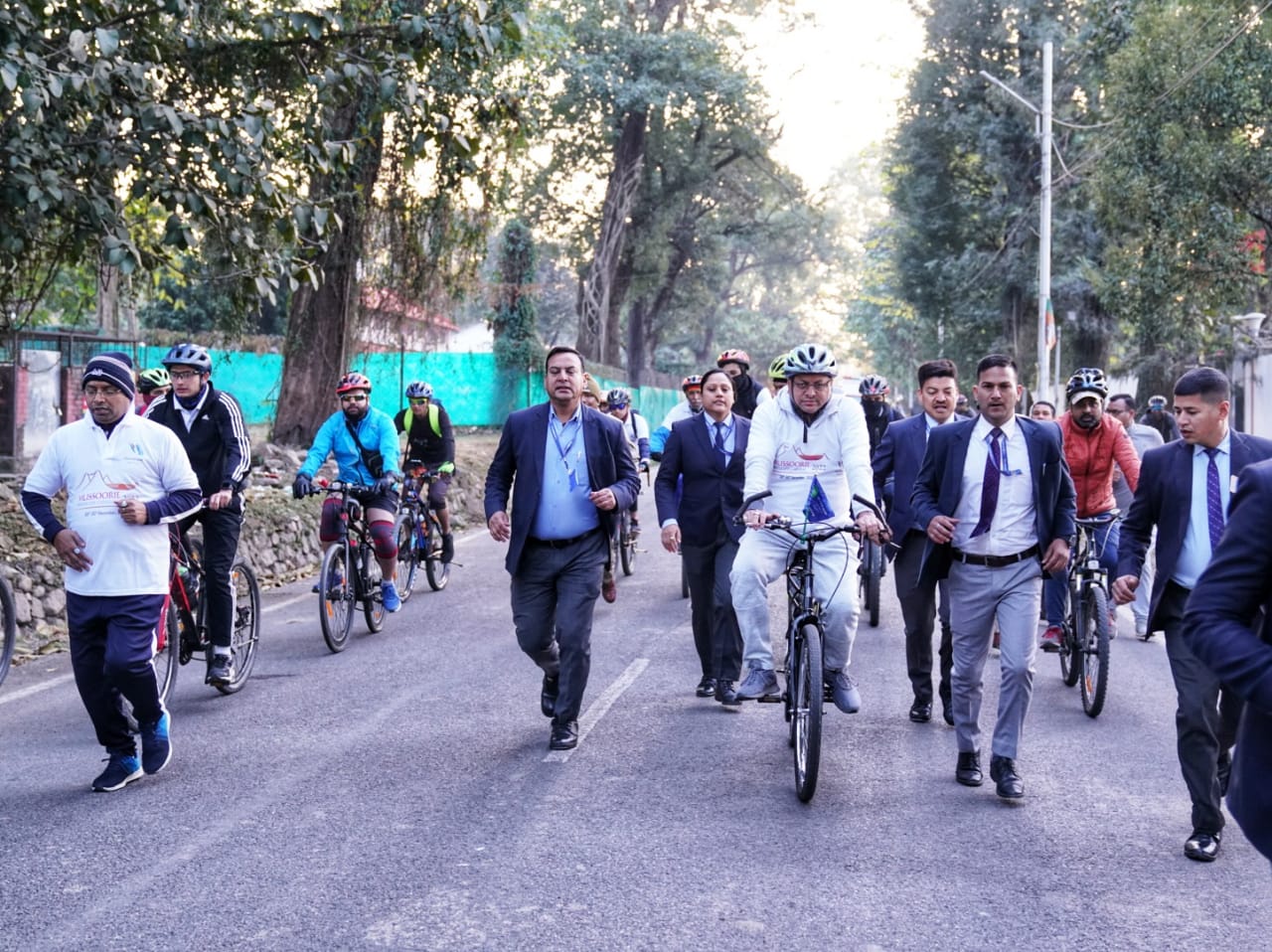 मुख्यमंत्री पुष्कर सिंह धामी ने मंगलवार को मुख्यमंत्री कैम्प कार्यालय से मसूरी विंटर कार्निवाल के अंतर्गत साइकिल रैली का शुभारंभ किया।