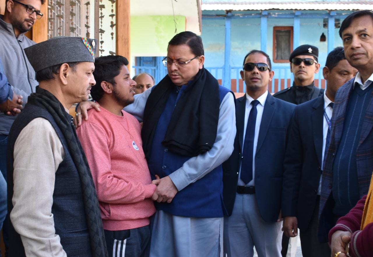 मुख्यमंत्री ने कहा कि विपदा की इस घड़ी में हम प्रभावितों के साथ खड़े हैं इसमें कहीं किसी को भी किसी प्रकार का संदेह नहीं होना चाहिए। प्रभाविमों के हित में उनकी जो भी अपेक्षाएं हैं उन अपेक्षाओं के अनुरूप उनके पुनर्वास और सेटलमेंट के लिए काम कर रहे हैं, प्रधानमंत्री जी भी स्वयं और उनका कार्यालय भी लगातार इस बात की चिंता कर रहा है