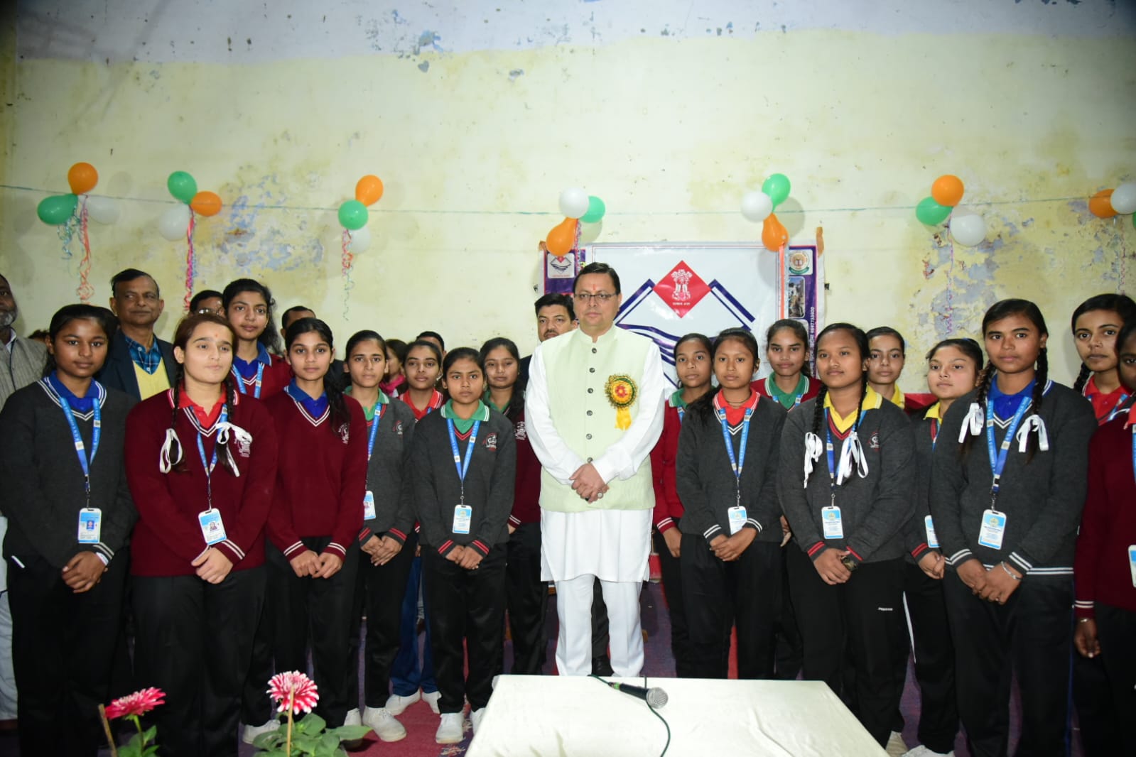 सीएम धामी पहुंचे अपनी पुराने विद्यालय, पुरानी यादें साझा की परीक्षा पर चर्चा कार्यक्रम में बच्चो से किया संवाद, बढ़ाया हौंसला..