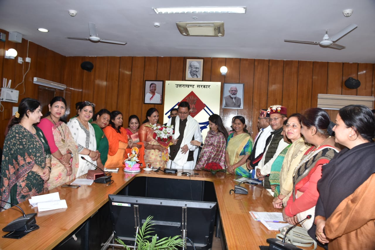 मुख्यमंत्री पुष्कर सिंह धामी से बुधवार को सचिवालय में भारतीय जनता पार्टी महिला मोर्चा, उत्तराखंड की प्रदेश अध्यक्ष आशा नौटियाल तथा अन्य पदाधिकारियों ने मुलाकात की तथा नकल विरोधी कानून पारित करने के लिए आभार व्यक्त किया