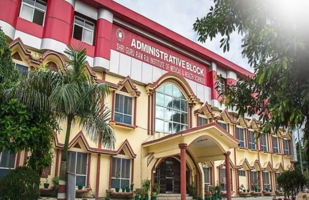 हिमालयन इंस्टीट्यूट ऑॅफ मेडिकल साइंसेज़, जौलीग्रांट में 18 लाख फीस है। माननीय उच्च न्यायालय नैनीताल ने इस बिन्दु पर श्री गुरु राम राय इंस्टीट्यूट ऑफ मेडिकल एण्ड हैल्थ साइंसेज के पक्ष में फैसला सुनाया है। इसके अनुसार एक राज्य में दो विश्वविद्यालयों के लिए फीस तय करने के मानक अलग अलग नहीं हो सकते हैं।
