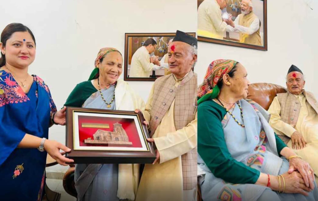 सीएम धामी के घर पहुँचे भगत दा माँ का किया सम्मान..कोश्यारी ने सीएम धामी की प्रशंसा.. धामी क़ो भविष्य का राष्ट्रीय नेता बताया..अटल जी एवं नारायण दत्त तिवारी से कि तुलना..!