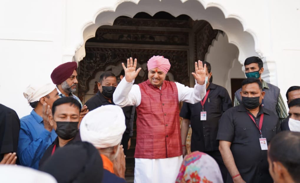 श्री दरबार साहिब परिसर में श्री दरबार साहिब के सज्जादानशीन श्रीमहंत देवेन्द्र दास जी महाराज की अगुवाई में पुष्प वर्षा के बीच संगत का जोरदार स्वागत हुआ..12 मार्च को श्री झण्डे जी आरोहण के साथ ही इस वर्ष के श्री झण्डे जी मेले का शुभारंभ हो जाएगा..
