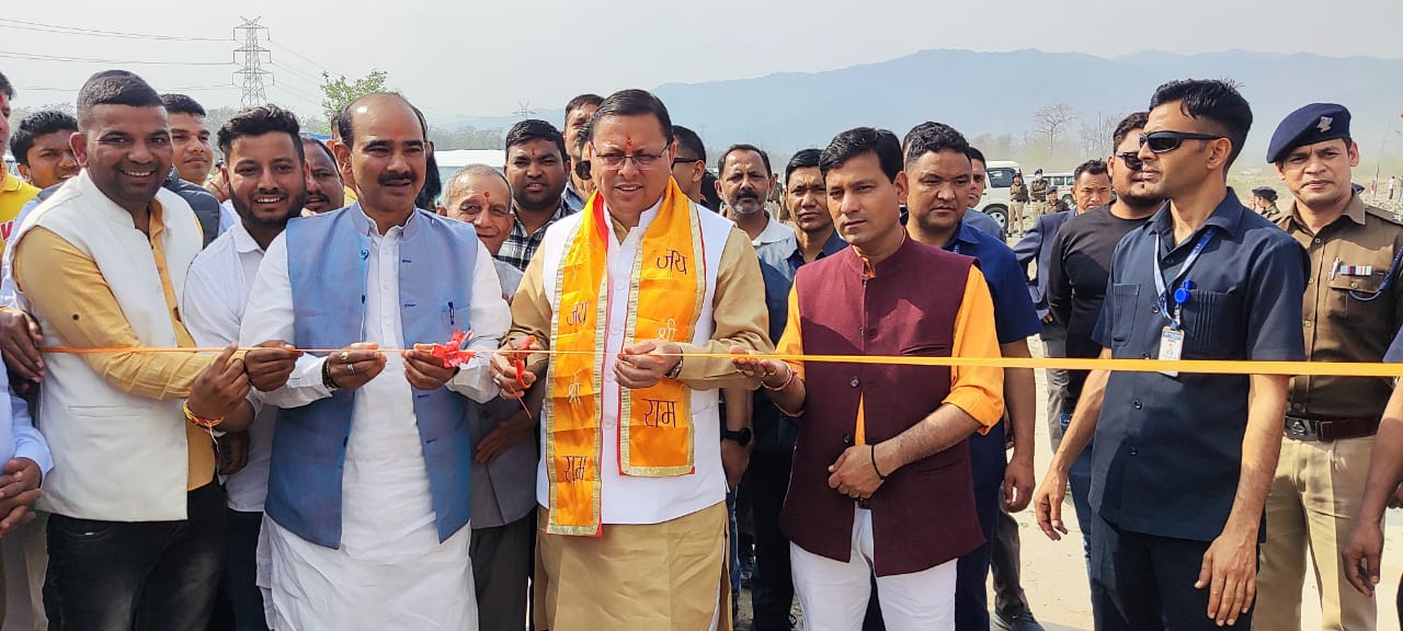 मुख्यमंत्री पुष्कर सिंह धामी ने गुरुवार को अपने टनकपुर पूर्णागिरि भ्रमण के दौरान किरोड़ा नाला, टनकपुर में पूर्णागिरि मेले के दौरान आयोजित हॉट एयर बैलून एवं पैरा मोटर एडवेंचर एक्टिविटीज का शुभारंभ किया।