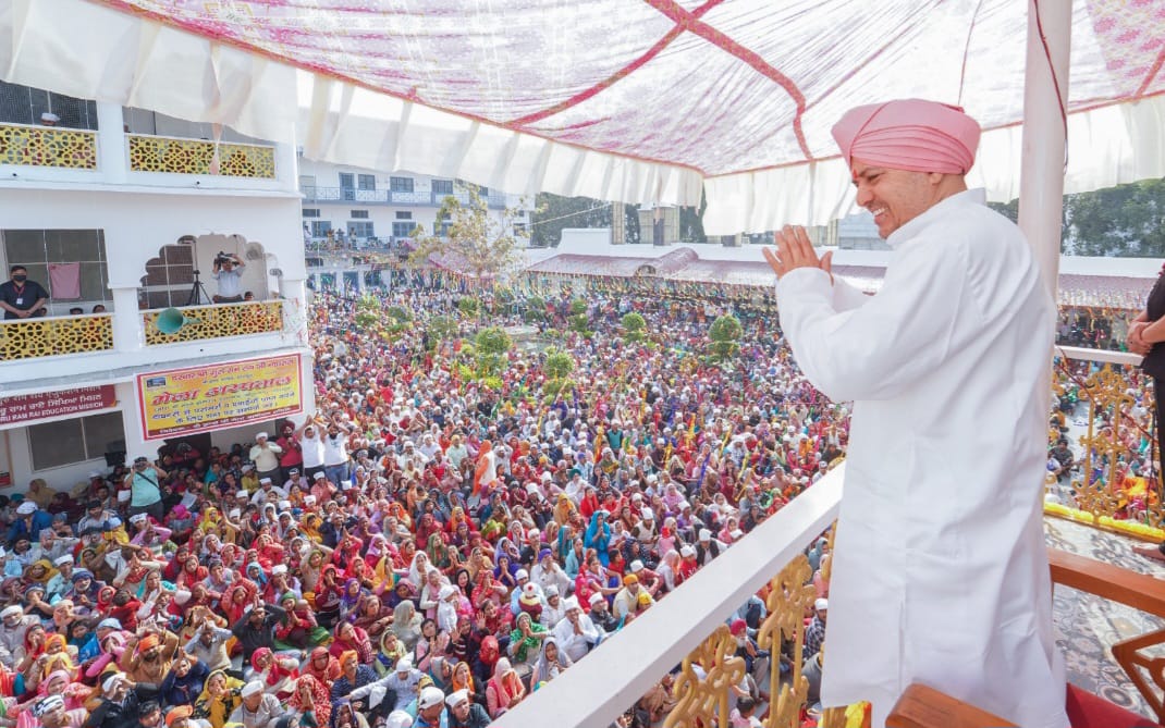 श्री दरबार साहिब में चला दर्शनों व मनौतियों का क्रम श्री दरबार साहिब के सज्जादानशीन श्रीमहंत देवेन्द्र दास जी महाराज ने दिए संगतों को दर्शन व आशीर्वाद