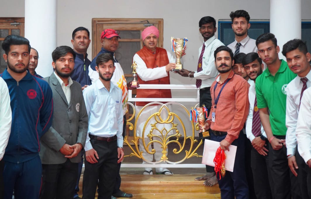 एसजीआरआर विश्वविद्यालय की क्रिकेट टीम ने राज्य स्तरीय क्रिकेट प्रतियोगिता का फाइनल जीता विश्वविद्यालय के कुलाधिपति श्रीमहंत देवेन्द्र दास जी महाराज ने विजेता टीम के खिलाड़ियों को बधाई दी व सम्मानित किया।