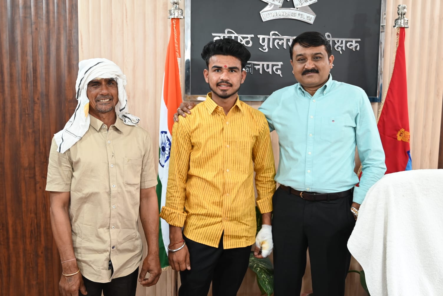 पिता-पुत्र की जोड़ी का साहस पड़ा बदमाशों पर भारी, लूट के मंसूबों पर फेरा पानी…शोर्य का परिचय देने पर एसएसपी अजय सिंह ने पिता-पुत्र को किया सम्मानित…
