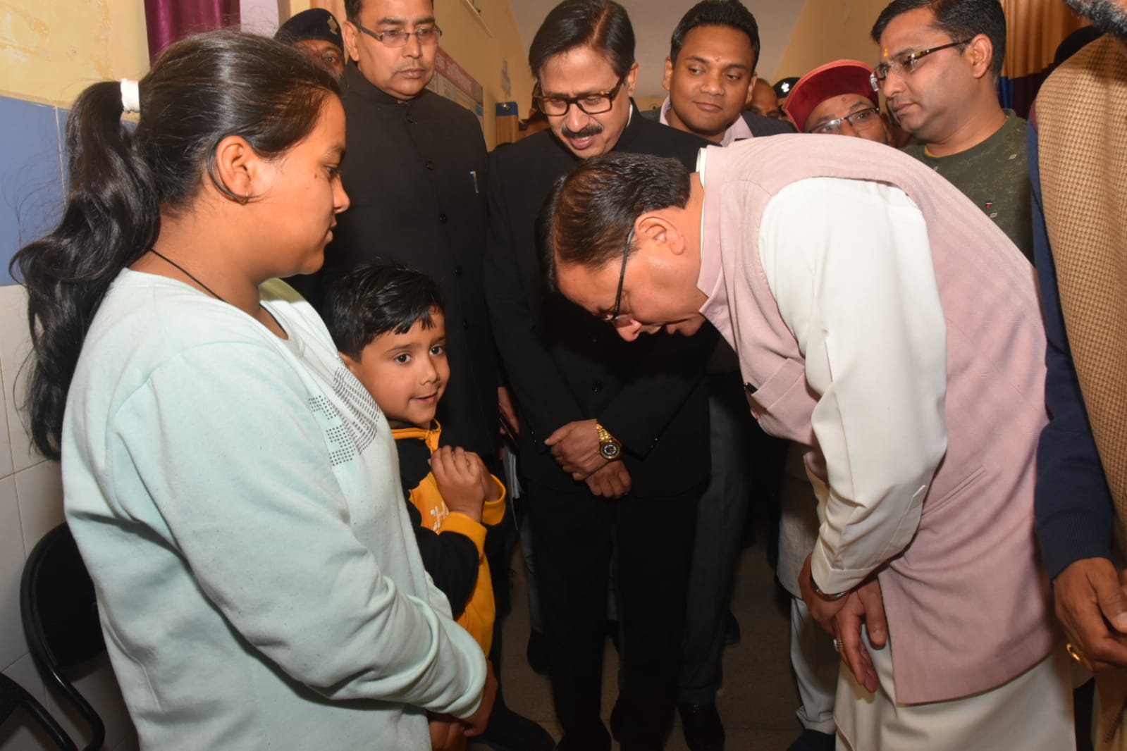 मुख्यमंत्री पुष्कर सिंह धामी ने शुक्रवार को सामुदायिक स्वास्थ्य केंद्र गैरसैंण का औचक निरीक्षण किया। निरीक्षण के दौरान उन्होंने अस्पताल में दवाओं की उपलब्धता एवं मरीजों के लिए अन्य आवश्यक सुविधाओं की जानकारी ली। मुख्यमंत्री ने अस्पताल में भर्ती मरीजों का हालचाल जाना।