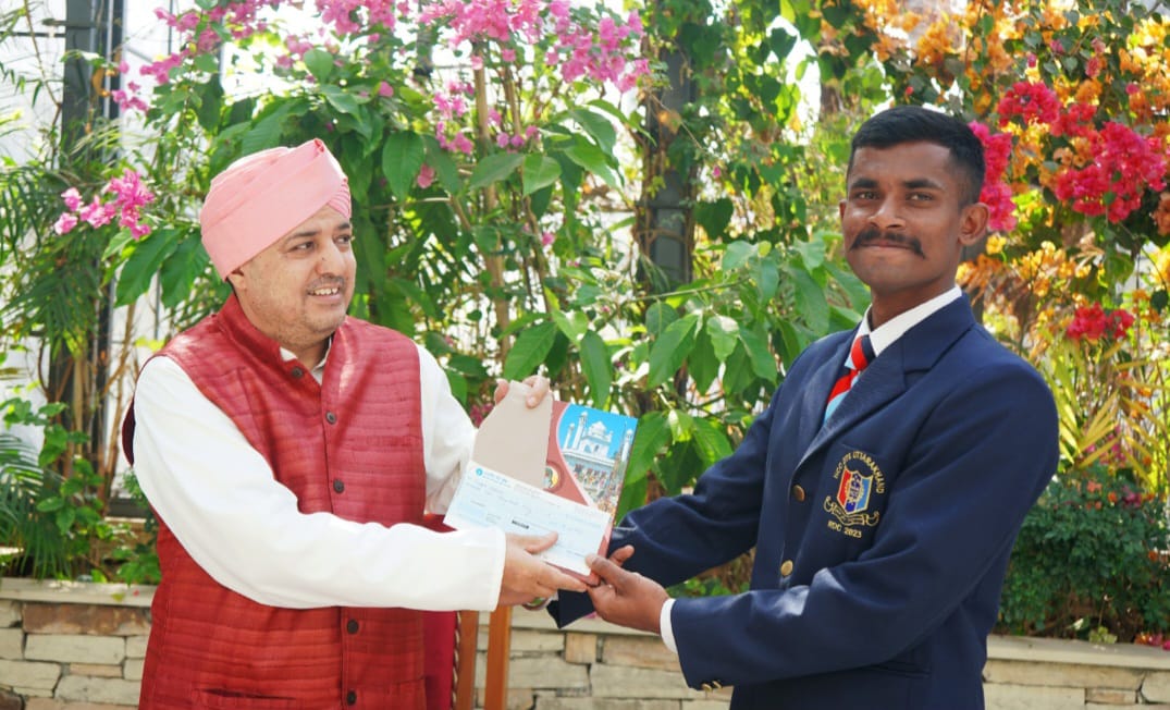 गणतंत्र दिवस परेड में उत्तराखण्ड का प्रतिनिधित्व करने वालेएसजीआरआर विश्वविद्यालय के एनसीसी कैडेट्स  को श्रीमहंत देवेन्द्र दास जी महाराज ने नकद पुरस्कार व प्रशस्ति पत्र देकर किया सम्मानित