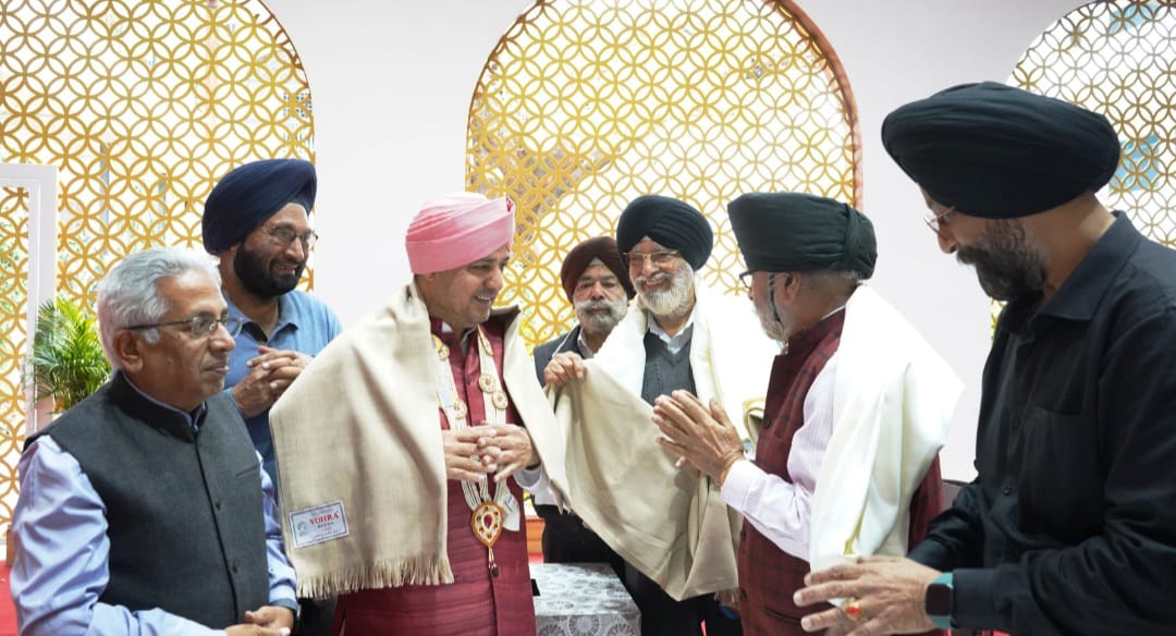 दून सिख वेलफेयर सोसाइटी ने श्रीमहंत देवेन्द्र दास जी महाराज का जताया आभार.. श्री महाराज जी को सरोपा पहनाकर किया सम्मानित  सोसाइटी के वर्तमान अध्यक्ष जसबीर सिंह ने कहा कि श्रीमंहत देवेन्द्र दास जी के सहयोग से जनसेवा के कार्यों में हमेशा ही सहयोग प्राप्त होता है।