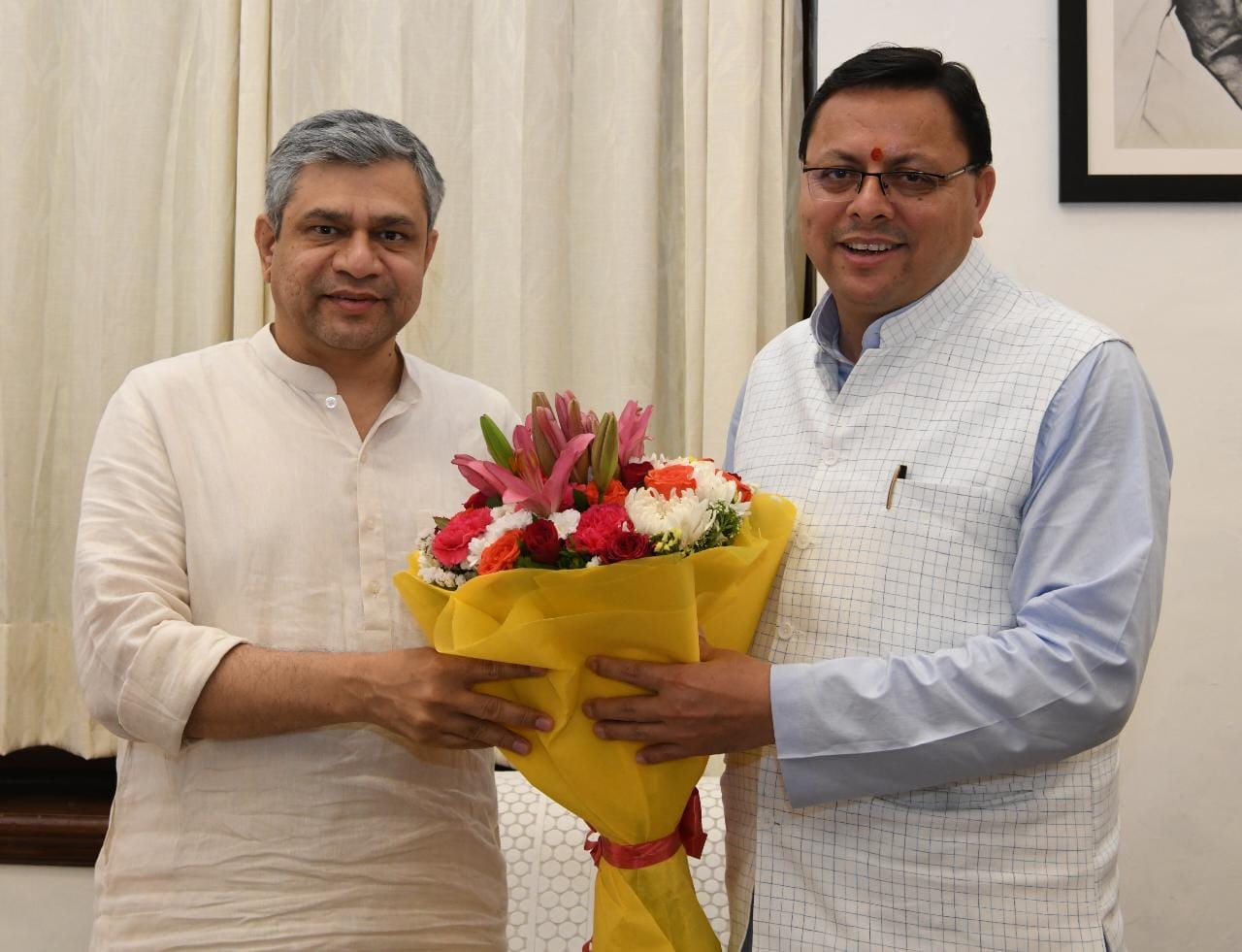 मुख्यमंत्री  धामी ने  केंद्रीय रेल मंत्री  अश्विनी वैष्णव से  टनकपुर-देहरादून के मध्य एक जनशताब्दी रेल सेवा और दिल्ली- रामनगर के मध्य शताब्दी एक्सप्रेस रेल सेवा संचालित किए जाने के अनुरोध किया