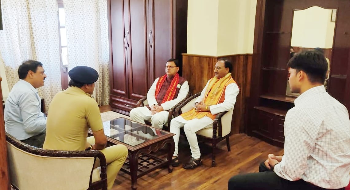 मुख्यमंत्री ने अधिकारियों को निर्देश दिये कि जो भी जन-कल्याणकारी योजनायें चल रही हैं, उनका लाभ अन्तिम पायदान पर खड़े व्यक्ति तक अवश्य पहुंचे