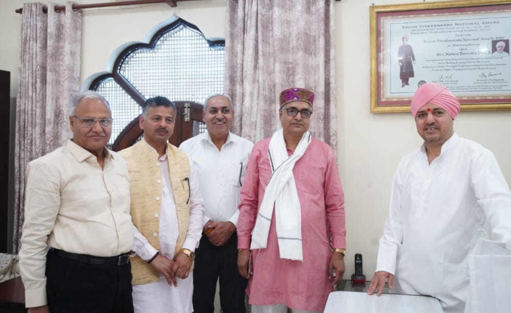 आरएसएस के वरिष्ठ पदाधिकारियों ने  श्री दरबार साहिब में टेका मत्था नवनियुक्त प्रांत प्रचारक डाॅ शैलेन्द्र सहित आरएसएस पदाधिकारियों ने श्रीमहंत देवेन्द्र दास जी महाराज जी से लिया आशीर्वाद