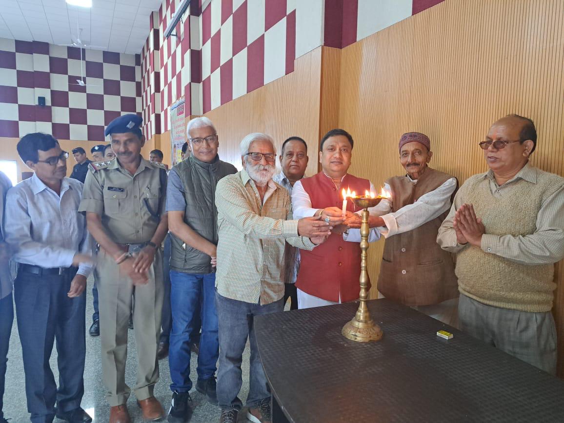 विकास खण्ड द्वारीखाल में महेन्द्र राणा ब्लॉक प्रमुख ने किया अग्नि  शमन गोष्ठी का शुभारम्भ..आग लगाने पर कैसे आग पर काबूपाना है  सहित कई महत्वपूर्ण जानकारियां दी गई