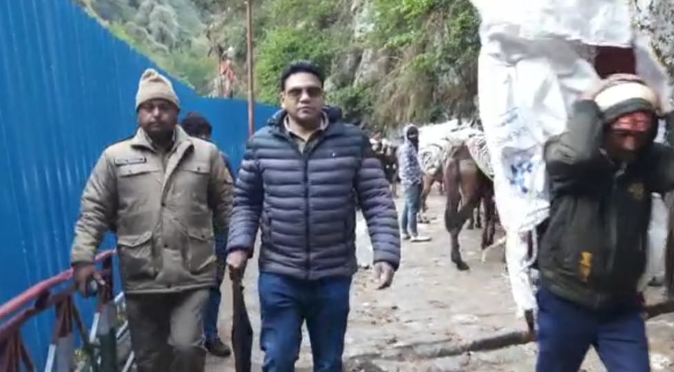 चारधाम में स्वास्थ्य सेवाओं का मजबूत नेटवर्क..स्वास्थ्य सचिव डॉ आर राजेश कुमार स्वास्थ्य इकाइयों का निरीक्षण करते हुए पैदल मार्ग से   जा रहें हे केदारनाथ