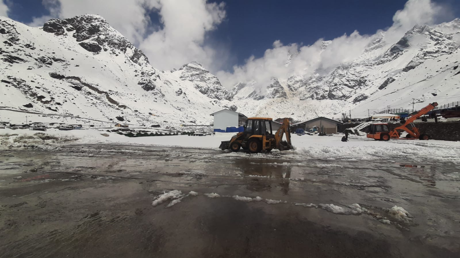 केदारनाथ धाम परिसर में श्रद्धालुओं की सुरक्षा के दृष्टिगत मंदिर परिसर में बैरिकेडिंग का कार्य तेजी से किया जा रहा है इसके साथ ही केदारनाथ धाम में बर्फ हटाने का कार्य भी त्वरित गति से किया जा रहा है