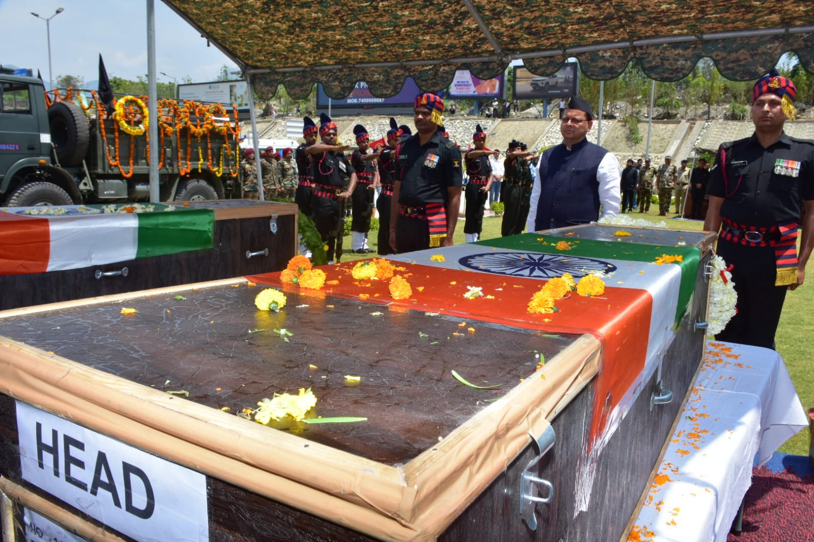 जम्मू कश्मीर में चल रहे ऑपरेशन त्रिनेत्र में शहीद हुए चमोली निवासी लांस नायक रुचिन के पार्थिव शरीर पर पुष्पचक्र अर्पित कर उन्हें सीएम ने श्रद्धांजलि अर्पित कर कहा राष्ट्रीय सुरक्षा में अपने प्राण न्योछावर करने वाले हमारे शहीदों को यह देश हमेशा याद रखेगा