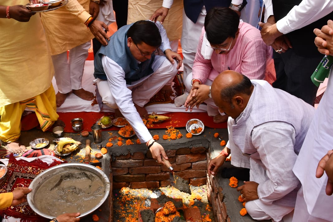 आज देश में प्रधानमंत्री के आह्वान पर जिस ’’नव भारत’’ के निर्माण के यज्ञ का आयोजन किया जा रहा है उसमें हम सभी ने अपने श्रम की आहुति देनी है तथा ’’एक भारत’’ और ’’श्रेष्ठ भारत’’ के महासंकल्प को साकार करना है: धामी