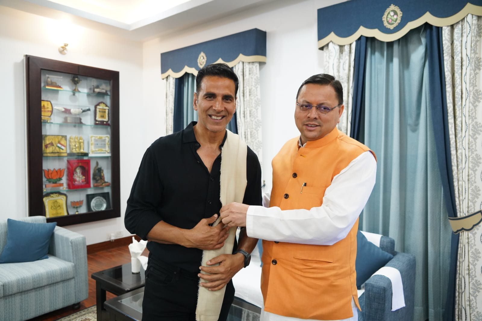 मुख्यमंत्री पुष्कर सिंह धामी से मंगलवार को मुख्यमंत्री आवास में प्रसिद्ध फ़िल्म अभिनेता अक्षय कुमार ने मुलाकात की