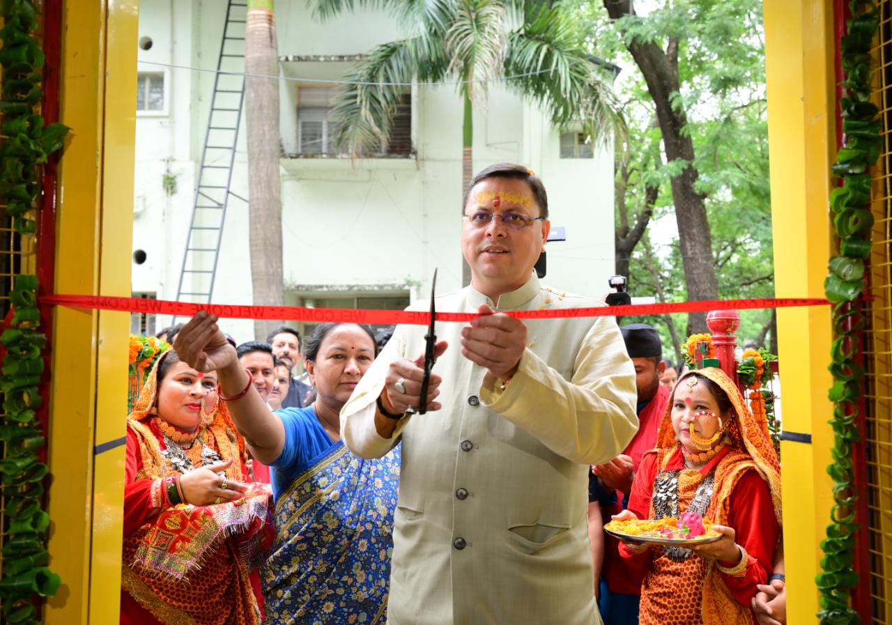 मुख्यमंत्री   पुष्कर सिंह धामी ने बुधवार को सचिवालय परिसर स्थित नवीनीकृत पालना केन्द्र (क्रेच) व स्मार्ट क्लास का शुभारंभ किया।