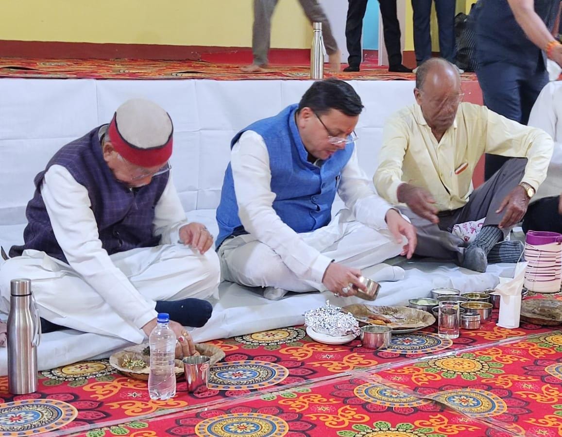सरल सौम्य सादगी वाले सीएम धामी ने पार्टी कार्यकर्ताओं के साथ अपना टिफिन साझा किया.. बोले धामी पारस्परिक सद्भाव, आपसी समन्वय व सहयोग की भावना जागृत होती है..