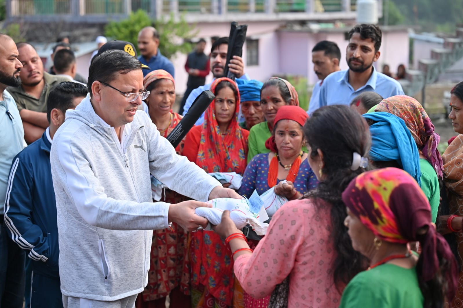 मुख्यमंत्री ने राज्य में होने वाले श्रीअन्न उत्पादों को बढ़ावा देने के मकसद से ग्राम सिरोर में ‘लाइन शोइंग’ विधि से की मंडुआ की बोआई  बोले.  धामी   गांव को आदर्श एवं सर्वश्रेष्ठ बनाने से ही सर्वश्रेष्ठ राज्य का सपना होगा पूरा