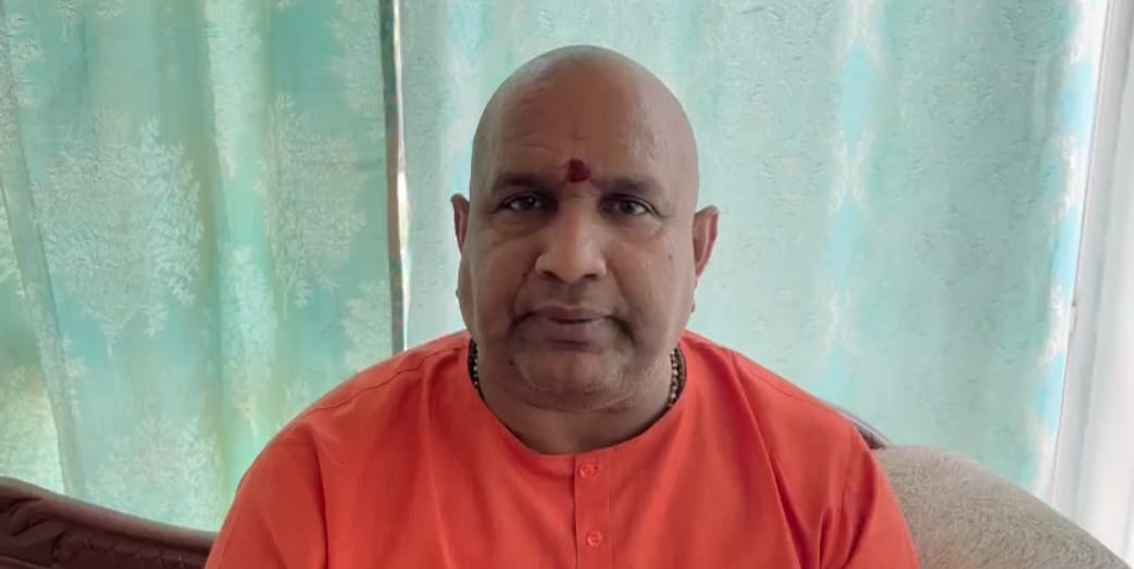 मुख्यमंत्री धामी जी ये संतोष त्रिवेदी नामक व्यक्ति कौन है??? इसकी जांच कराइए.. इसके ऊपर धार्मिक भावनाएं आहत करने का मुकदमा दर्ज कराइए:  शंकराचार्य परिषद् के अध्यक्ष स्वामी आनंदस्वरूप