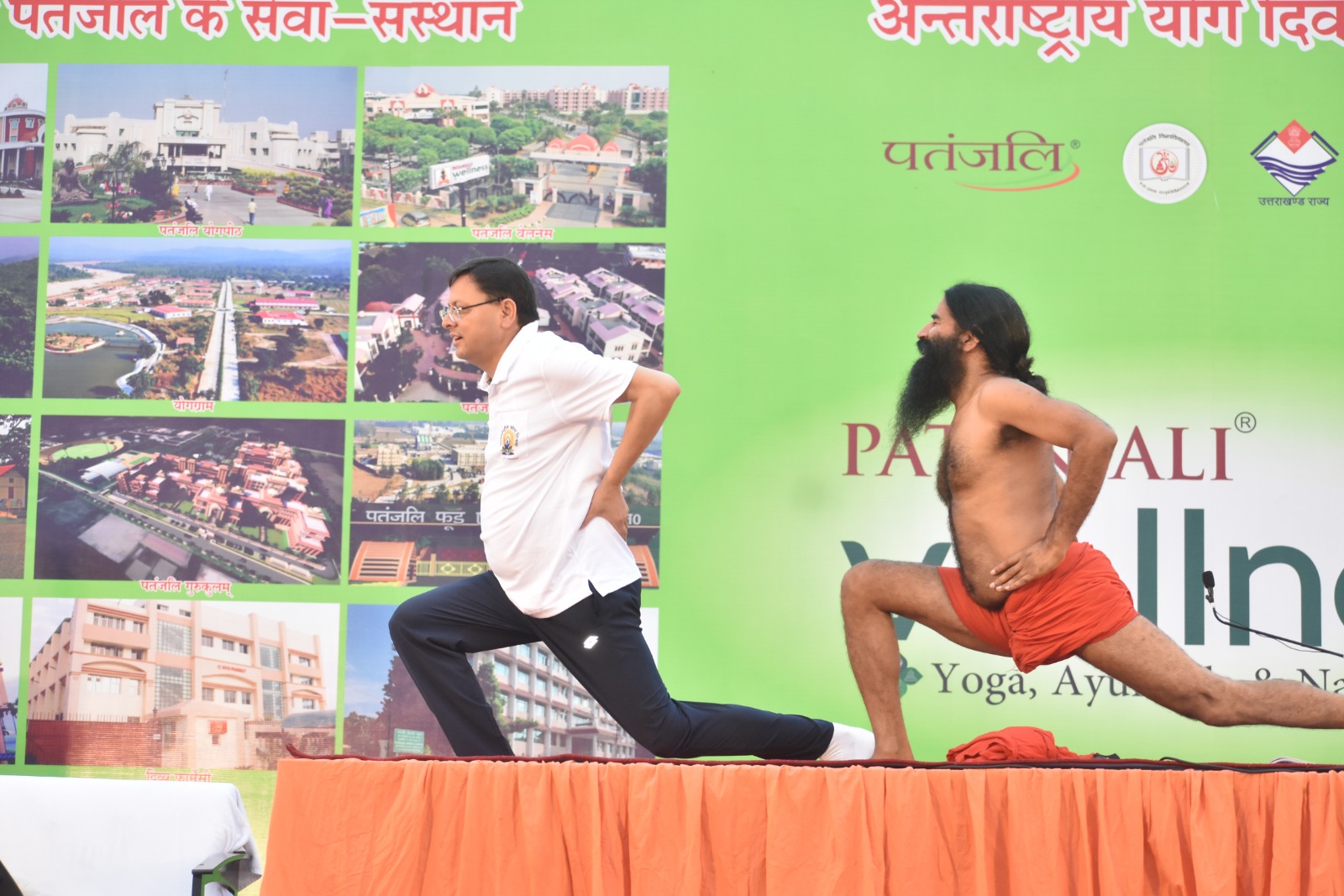 मुख्यमंत्री ने कहा कि प्रधानमंत्री और महान योग साधक नरेंद्र मोदी के नेतृत्व में आज भारत एवं भारतीय संस्कृति का मान, सम्मान और स्वाभिमान संपूर्ण विश्व में बढ़ रहा है तथा भारत विश्व गुरू के पद पर पुनः आरूढ़ होने के लिए तैयार हो रहा है । अर्न्तराष्ट्रीय योग दिवस इसका एक सर्वश्रेष्ठ उदाहरण है।