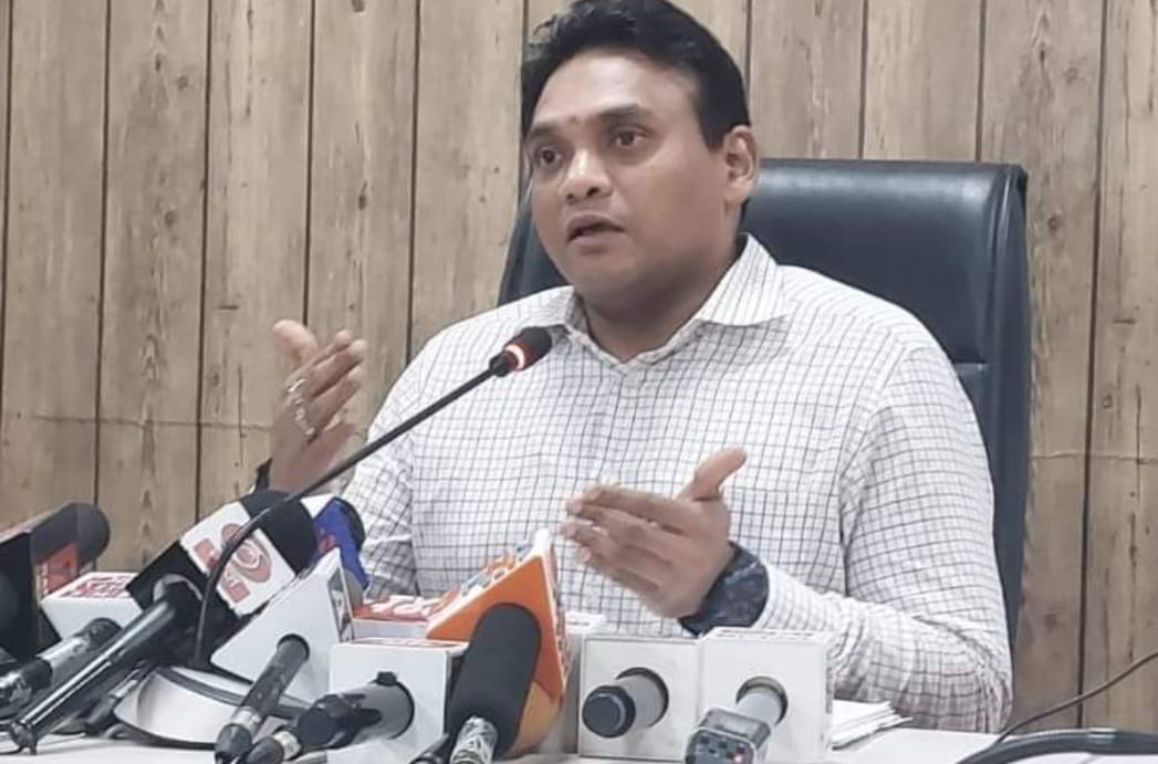 पहाड़ के दर्द को अपना दर्द समझते हैं स्वास्थ्य सचिव डॉ राजेश कुमार  चमोली में क्रिटिकल केयर ब्लॉक की स्थापना को लेकर भूमि हस्तांतरण की मिली मंजूरी..52 बेडड  क्रिटिकल केयर ब्लॉक की स्थापना अब जल्द कि जाएगी