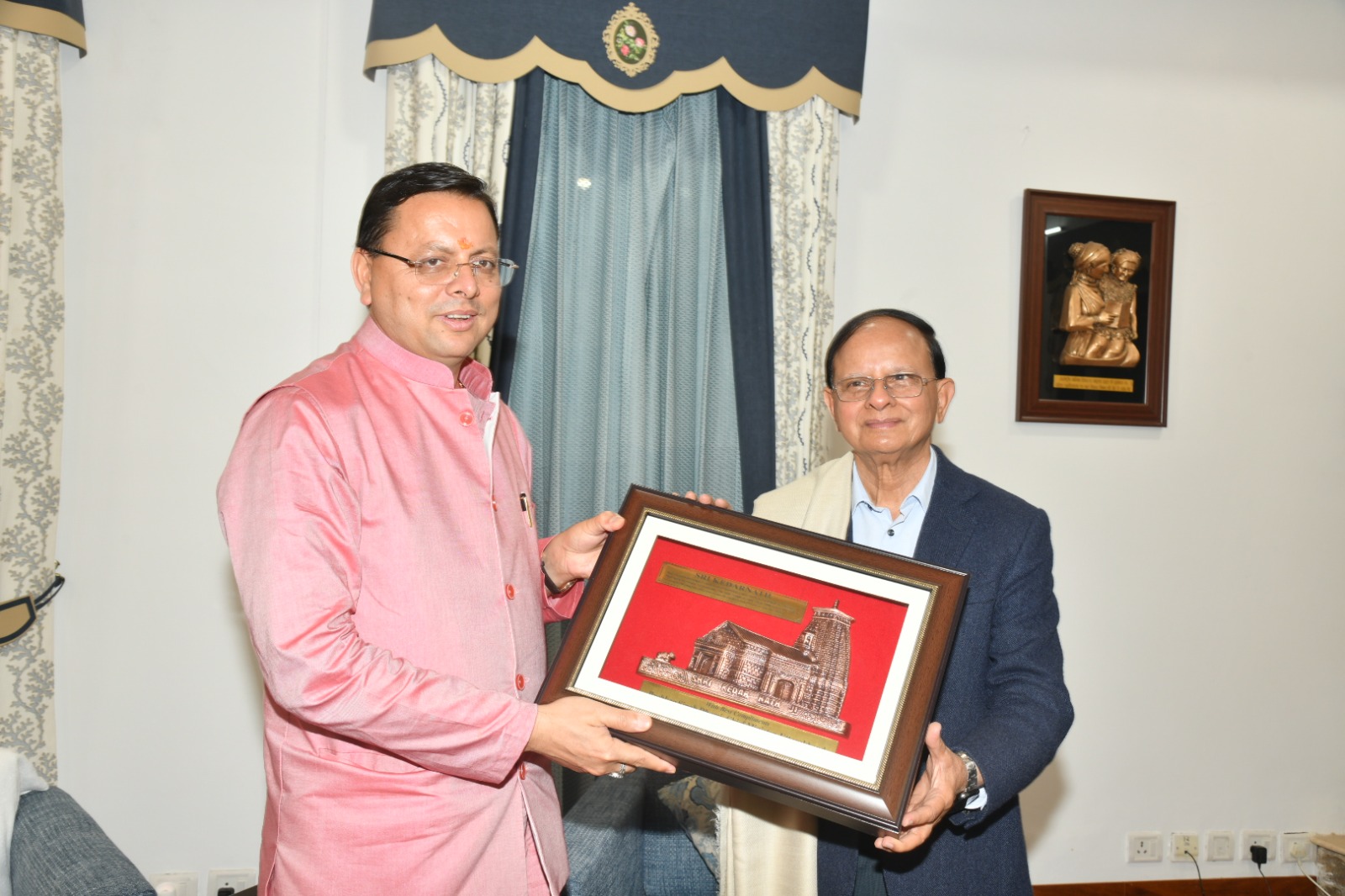 मुख्यमंत्री  पुष्कर सिंह धामी से शुक्रवार को मुख्यमंत्री आवास, देहरादून में प्रधानमंत्री  नरेंद्र मोदी के प्रमुख सचिव डॉ.पीके मिश्रा, सलाहकार श्री अमित खरे, उप सचिव श्री मंगेश घिल्डियाल ने शिष्टाचार भेंट की।