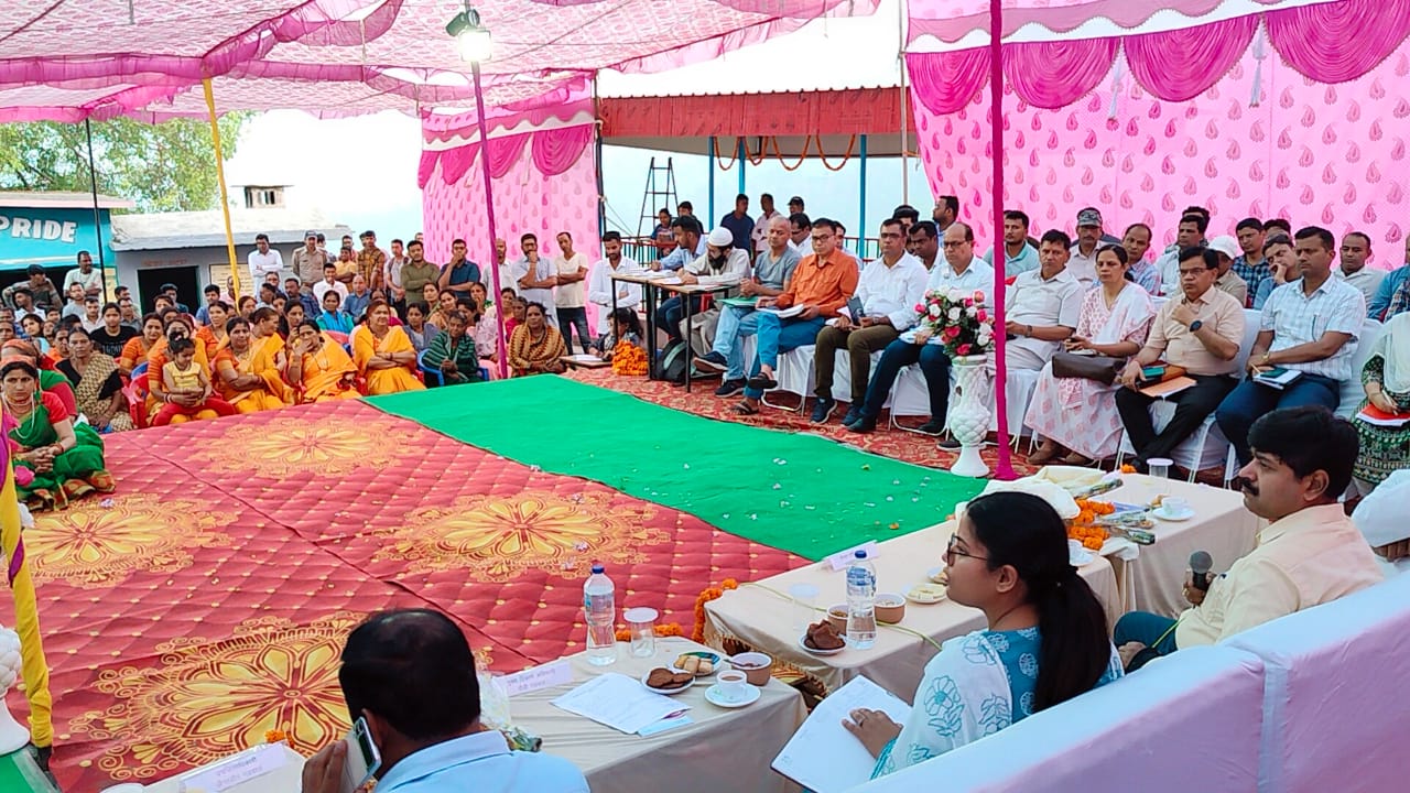 सीएम धामी के निर्देश पर पौड़ी पहुंचे सचिव सुंदरम चौपाल लगा कर लोगों की जन समस्याएं सुनी, संबंधित अधिकारियों को स्थानीय ग्रामीणों द्वारा उठाए गए विभिन्न बिंदुओं पर कार्रवाई करने के दिए निर्देश